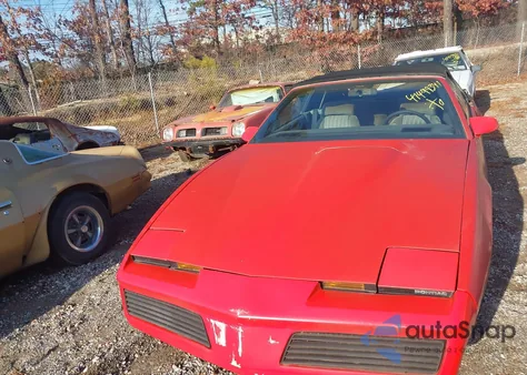 1984 Pontiac Firebird Trans Am z USA, uszkodzony, nr VIN 1G2AW87H2EN201748
